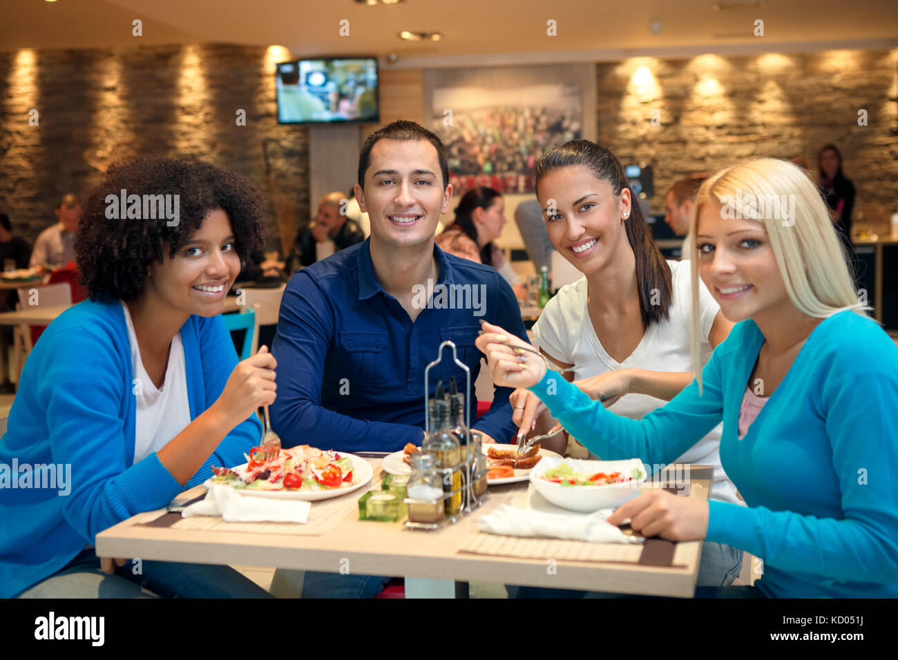 Гастрономический туризм. Экскурсионное питание. Автобусные экскурсии дети. Иностранцы в кафе. Гастрономический туризм в грузии.