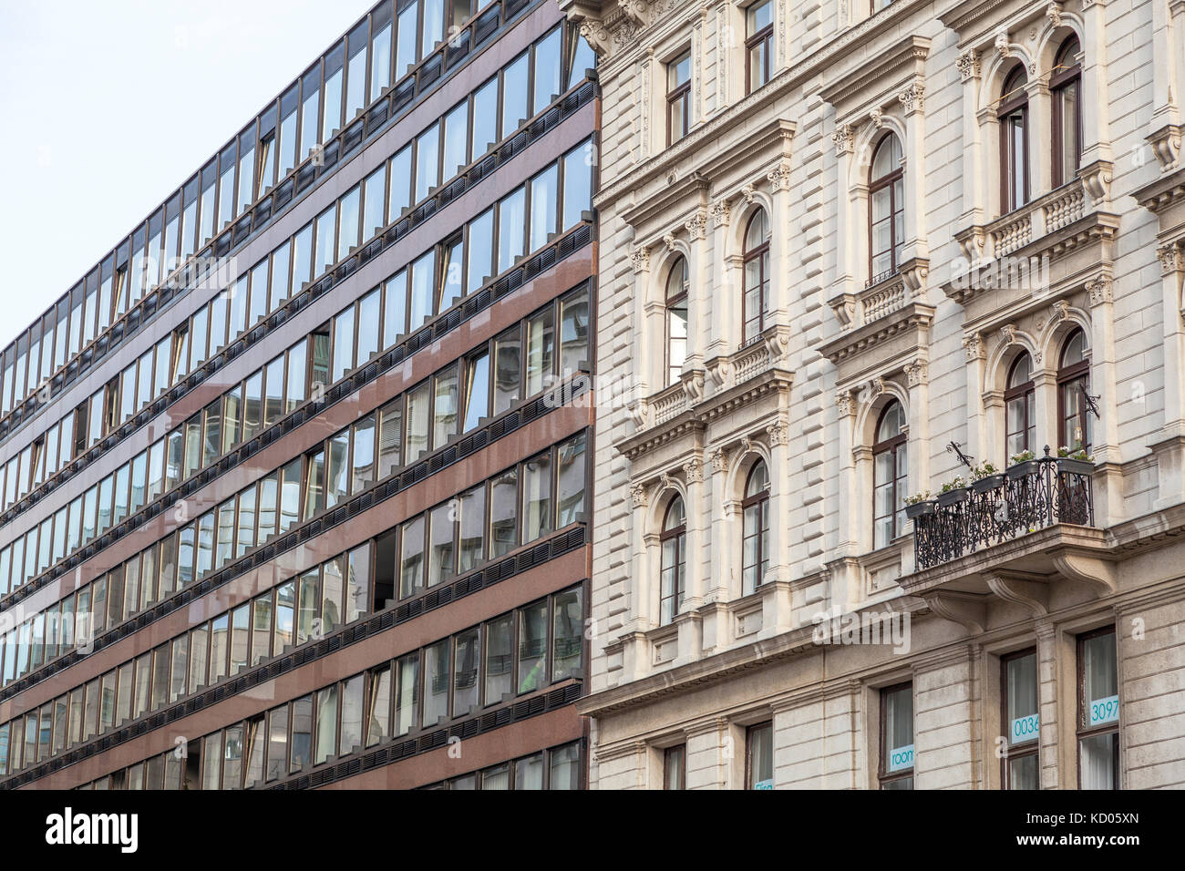 Kontrast alte und neue Architektur in Budapest, Ungarn Stock Photo