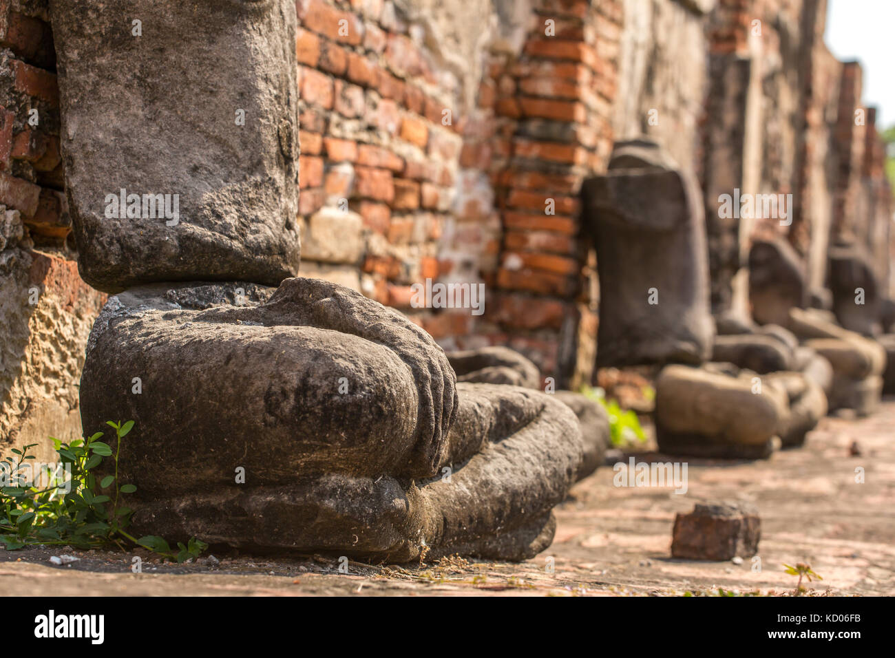 Detail of many headless Buddhas along a temple wall at Wat Mahathat, Temple of the Great Relic, in Ayutthaya, Thailand Stock Photo