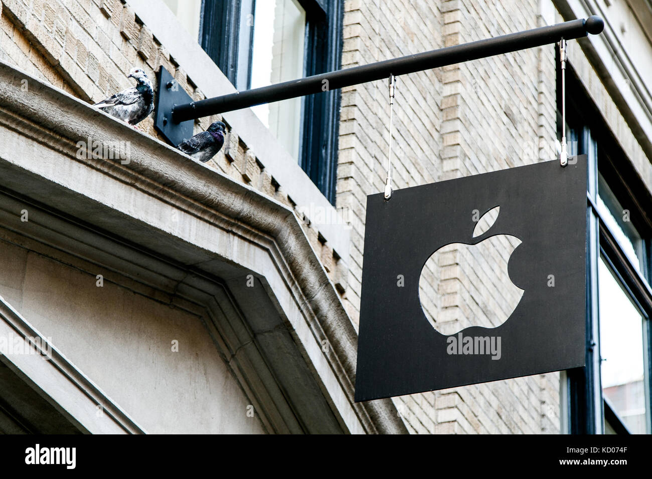 Apple logo store hi-res stock photography and images - Alamy