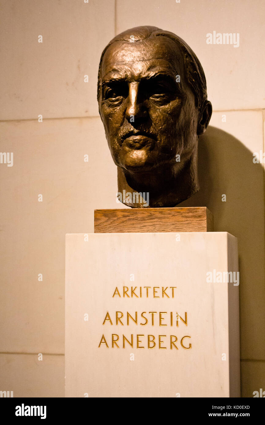 Statue of Arnstein Arneberg Oslo City Hall Stock Photo Alamy