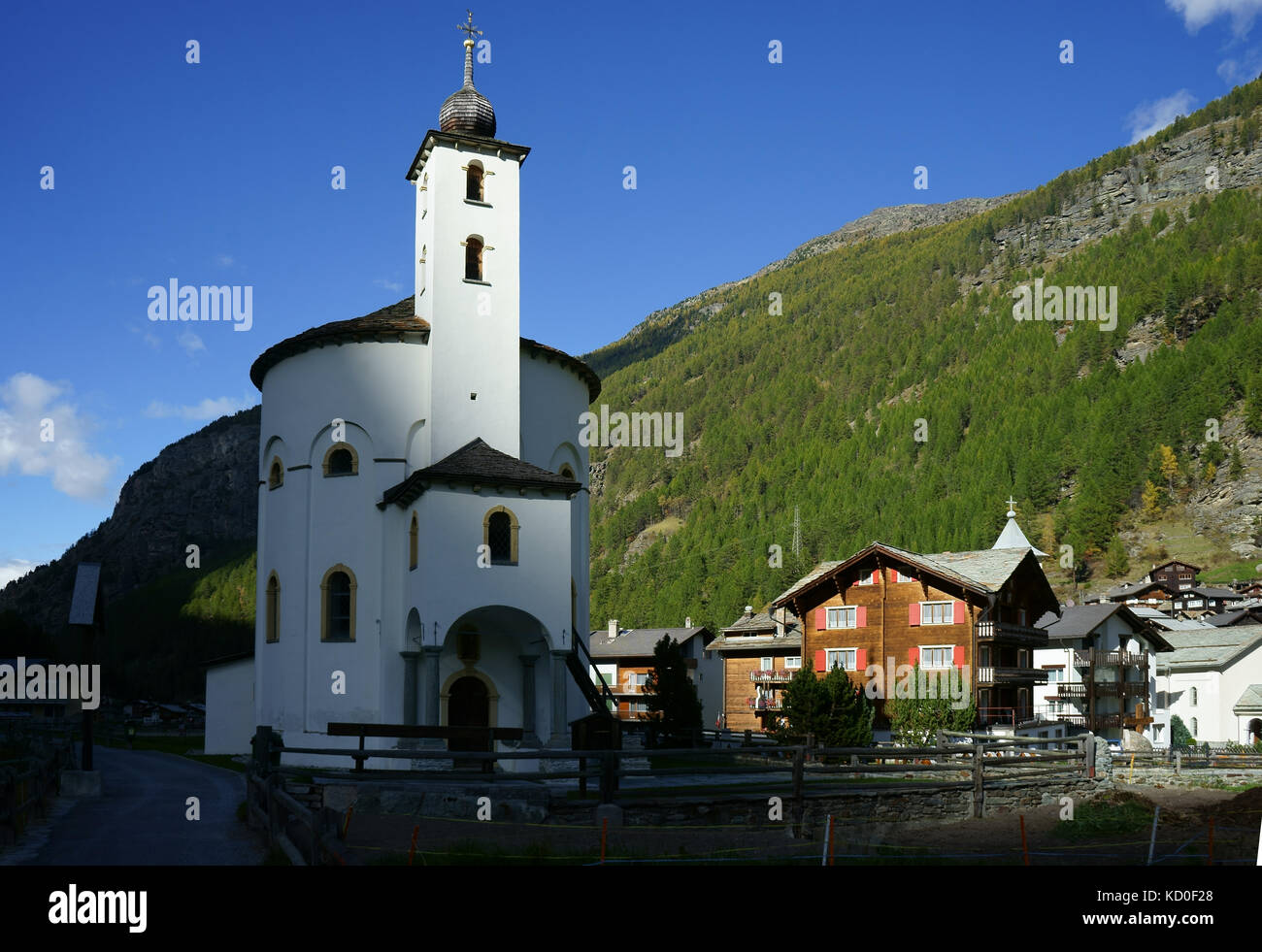 Town Saas Balen with baroque Rundkirche (Rourelgiousdchurch), Saas Valley, Wallis, Switzerland Stock Photo