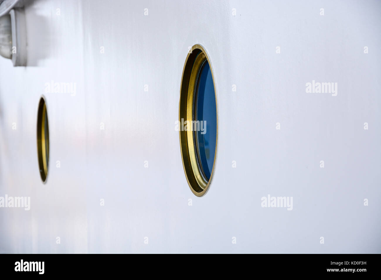 Brass porthole ship hi-res stock photography and images - Page 2 - Alamy
