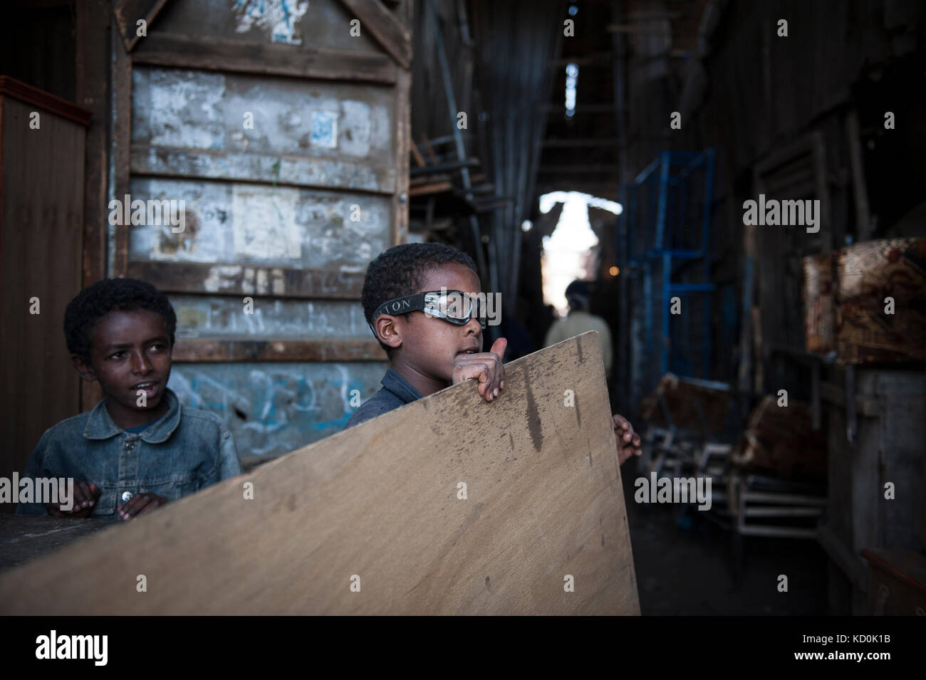 Un mineur au travail au marché des métaux d'Asmara, mars 2013. A young boy working at the metal market in Asmara, march 2013. Stock Photo