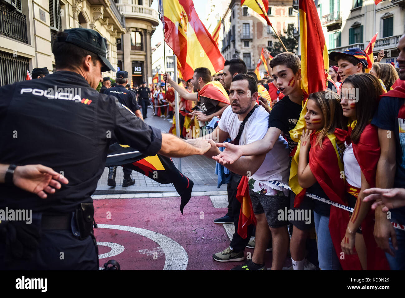 Barcelona, Spain. 8th Oct, 2017. Pro unity demonstrators rally in support of the Guardia Civil during the demonstration against Catalonian Independence Credit: Piero Cruciatti/Alamy Live News Stock Photo