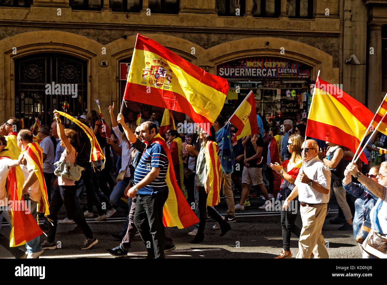 Barcelona, Catalonia, Spain. 08th October 2017. Some demonstrators waving spanish flags. Nearly 900.000 people attend the anti-independence manifestation in Barcelona, organised by Societat Civil Catalana, the most important pro-unity organisation.This can be considered a very great success for the anti-independent movement. All kind of people, including seniors, families, couples and children demonstrated pacifically against independence of Catalonia near by the Estacion de Francia Railway station. Karl Burkhof/Alamy Live News Stock Photo