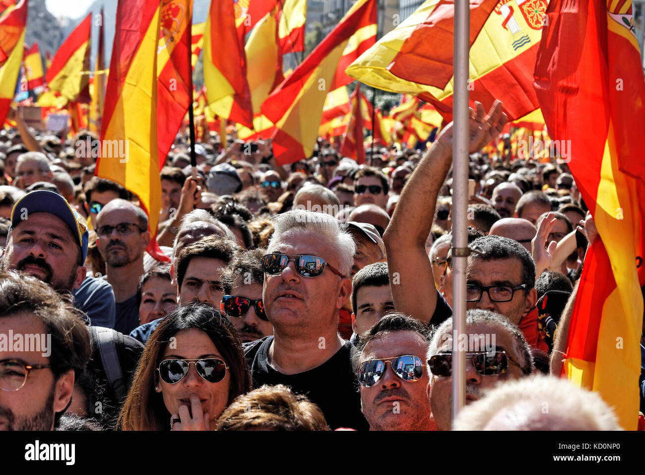 Barcelona, Catalonia, Spain. 08th October 2017. Demonstrators with sunglasses attending the manifesttion. Nearly 900.000 people attend the anti-independence manifestation in Barcelona, organised by Societat Civil Catalana, the most important pro-unity organisation.This can be considered a very great success for the anti-independent movement. All kind of people, including seniors, families, couples and children demonstrated pacifically against independence of Catalonia near by the Estacion de Francia Railway station. Karl Burkhof/Alamy Live News Stock Photo