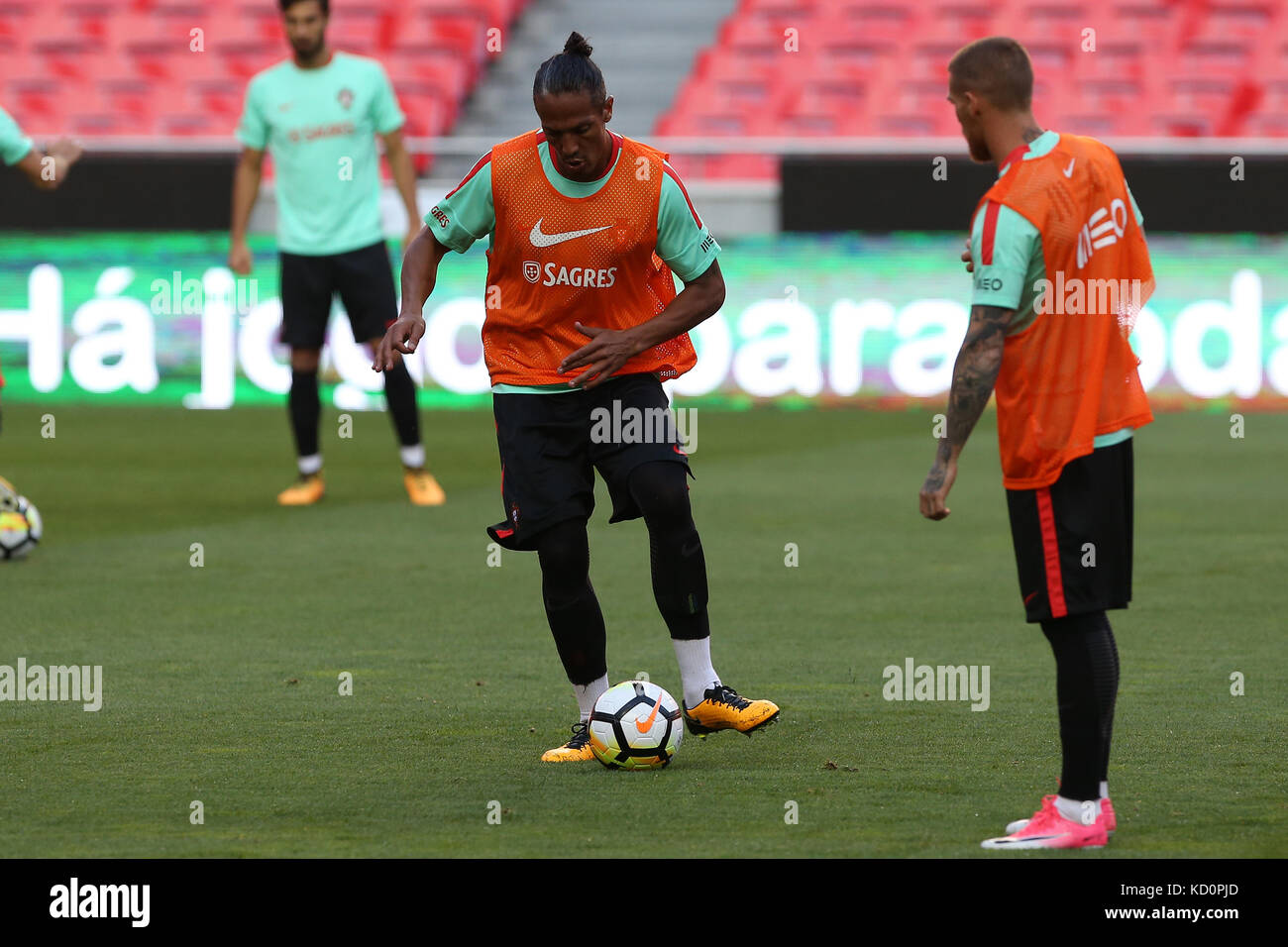 Lisbon, Portugal. 08th Oct, 2017. Portugal«s defender Bruno Alves during National Team Training session before the match between Portugal and Switzerland at Luz Stadium in Lisbon on October 8, 2017. ( Credit: Bruno Barros/Alamy Live News Stock Photo