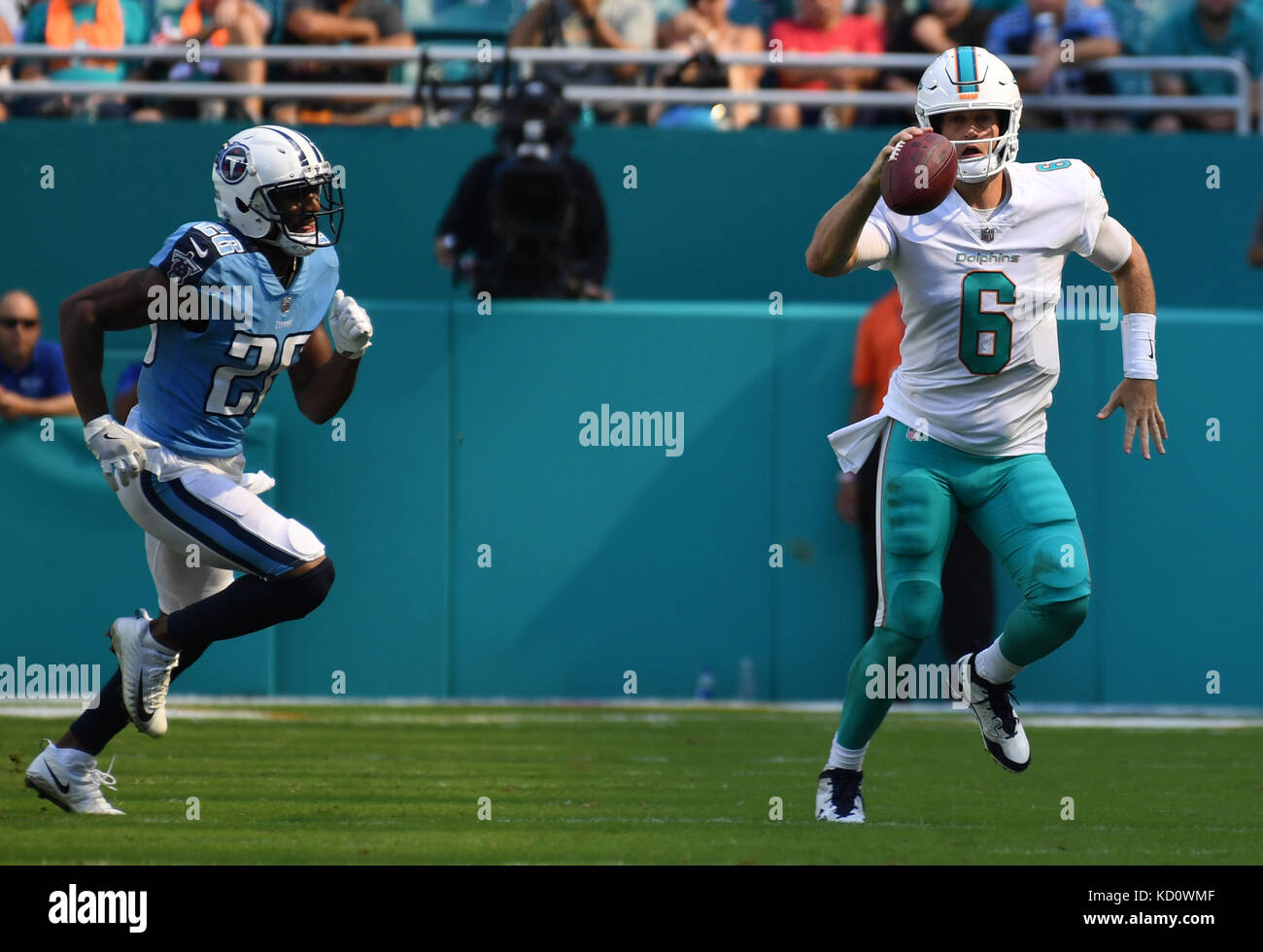 Miami Gardens, FL, USA. 8th Oct, 2017. Miami DolphIns quarterback Jay ...