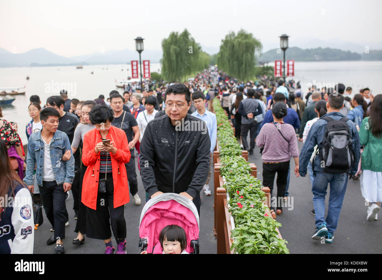 (171009) -- HANGZHOU, Oct. 9, 2017 (Xinhua) -- Tourists visit the Duanqiao Bridge, or the Broken Bridge, in the West Lake scenic area in Hangzhou, capital of east China's Zhejiang Province, Oct. 5, 2017. A total of 705 million tourists traveled around the country during the National holiday, generating 583.6 billion yuan (about 87.7 billion U.S. dollars) of revenue, according to the China National Tourism Administration (CNTA). This year the National Day holiday was extended by one day as the Mid-Autumn Festival fell on Oct.4, which saw a surge in tourist revenue along with passenger flows. (X Stock Photo