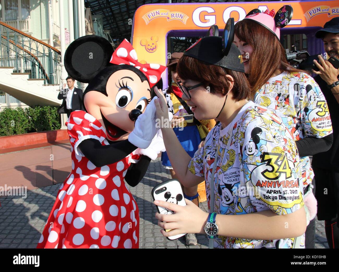 Urayasu, Japan. 9th Oct, 2017. Minnie Mouse greets runners dressed in  costumes of Disney characters and movies as they participate 