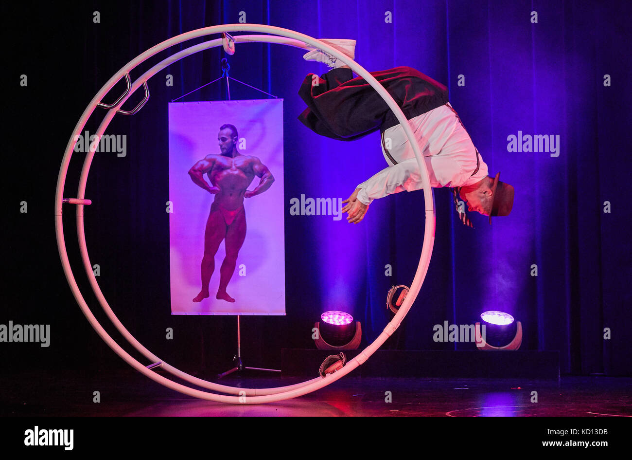 Hamburg, Germany. 08th Oct, 2017. Wheel gymnast Konstantin Muraviev performing onstage during a photo shoot on the occasion of new show times in the Hansa Theatre in Hamburg, Germany, 08 October 2017. The show's premiere will take place on 11 October 2017. Credit: Georg Wendt/dpa/Alamy Live News Stock Photo
