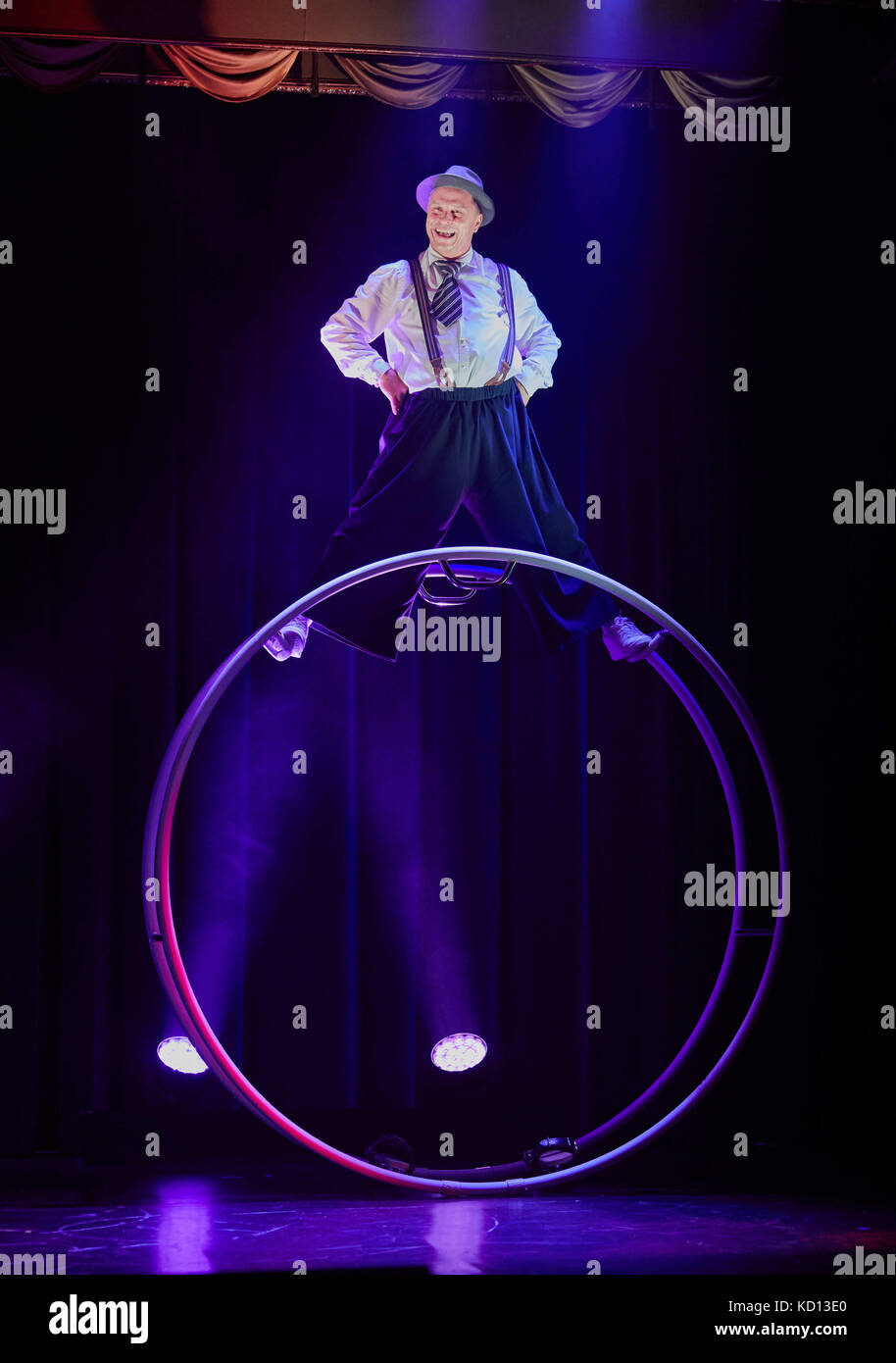Hamburg, Germany. 08th Oct, 2017. Wheel gymnast Konstantin Muraviev performing onstage during a photo shoot on the occasion of new show times in the Hansa Theatre in Hamburg, Germany, 08 October 2017. The show's premiere will take place on 11 October 2017. Credit: Georg Wendt/dpa/Alamy Live News Stock Photo