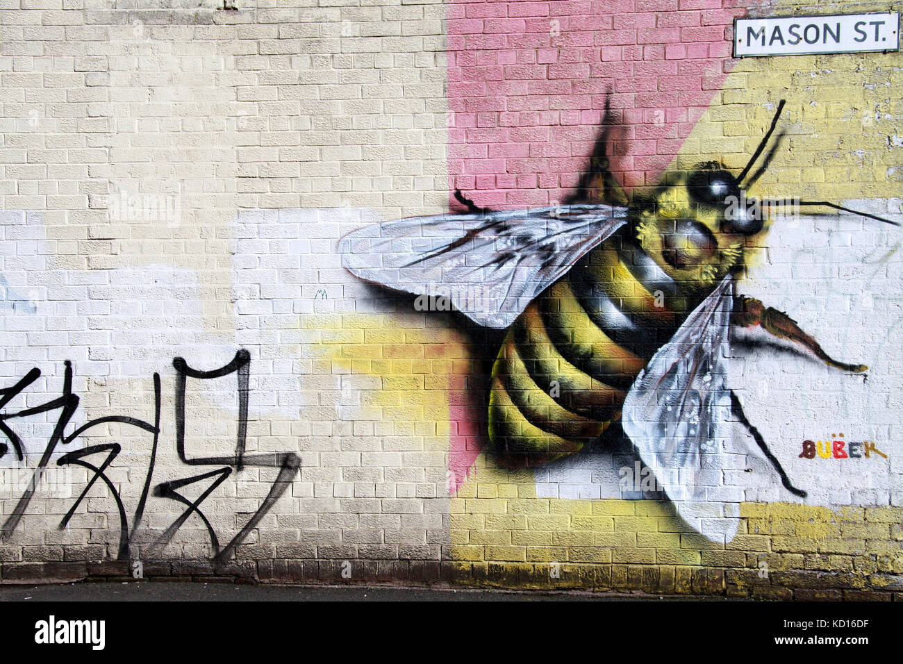 Mason Street with symbolic worker bee street art in the Northern Quarter of Manchester Stock Photo