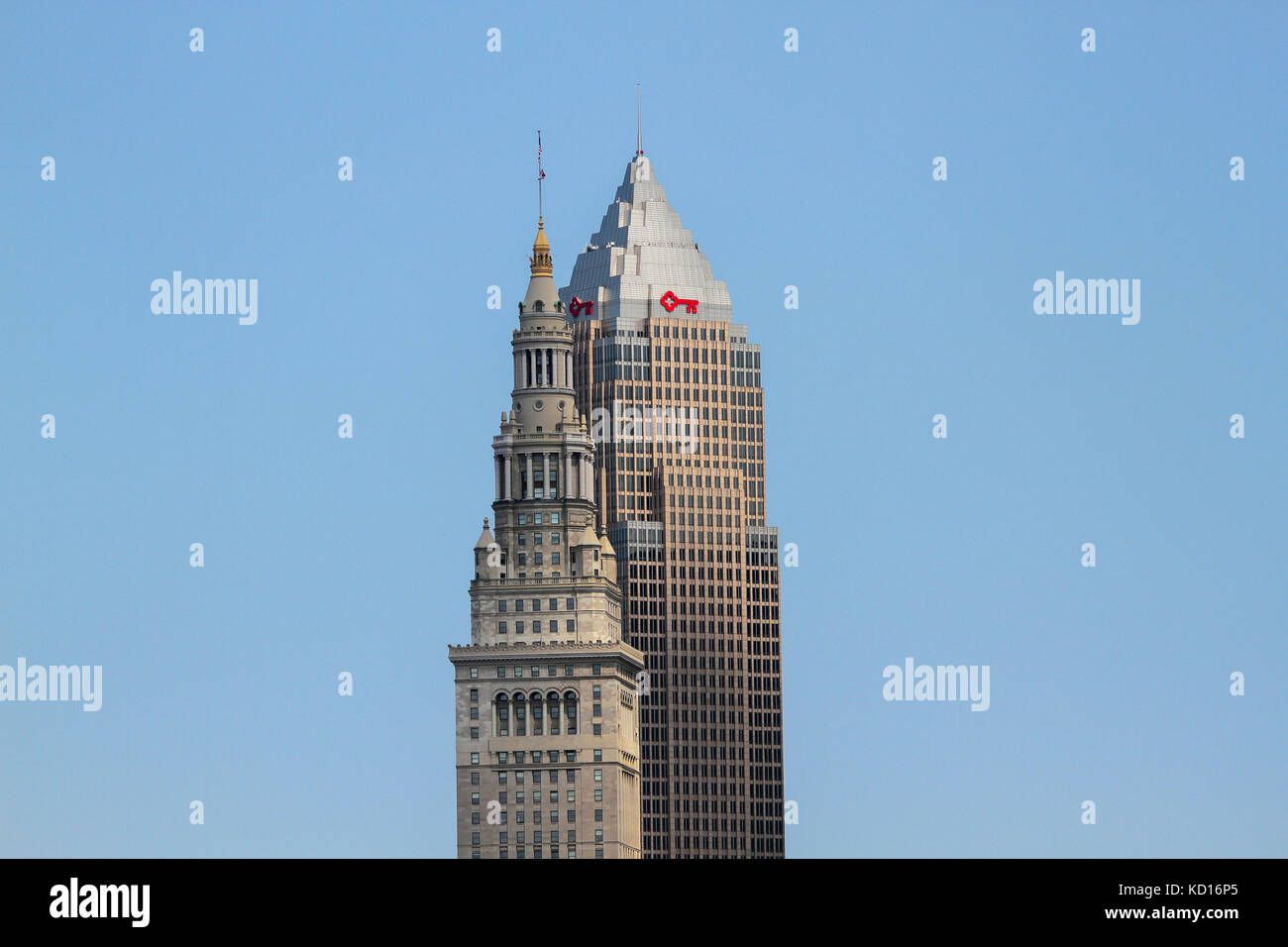 Key Tower, completed in 1991 (right) and Terminal Tower, completed in 1930 (left) are the tallest and second tallest buildings, respectively, in Cleve Stock Photo