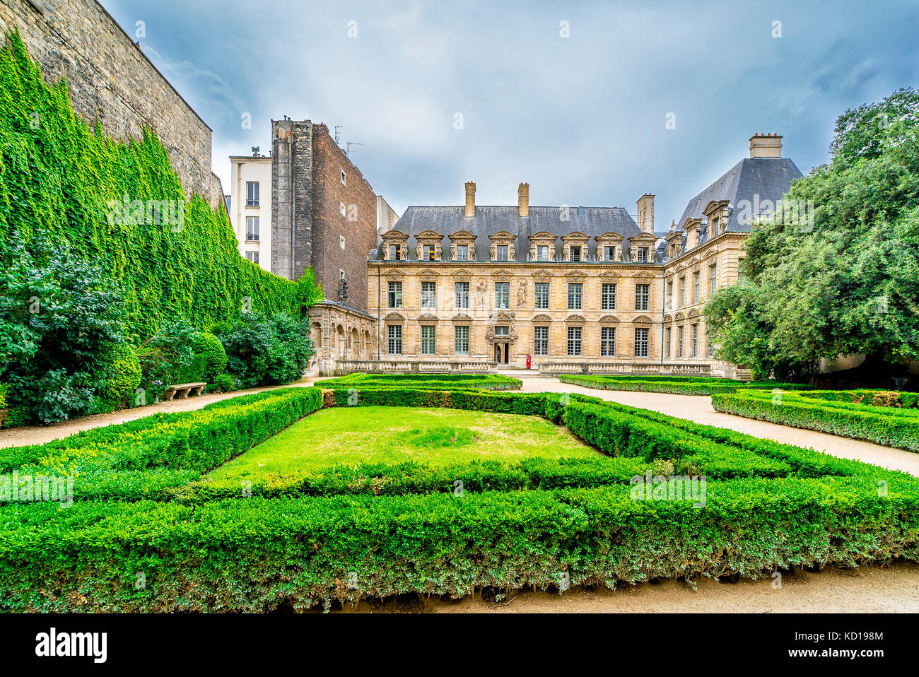 Beautiful garden within the Hôtel de Sully. The Hôtel de Sully is a Louis XIII style private mansion within the Marais area of Paris. Stock Photo