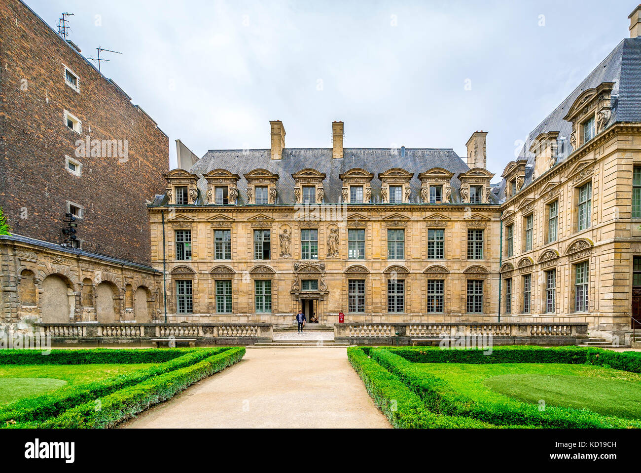 Beautiful garden within the Hôtel de Sully. The Hôtel de Sully is a Louis XIII style private mansion within the Marais area of Paris. Stock Photo