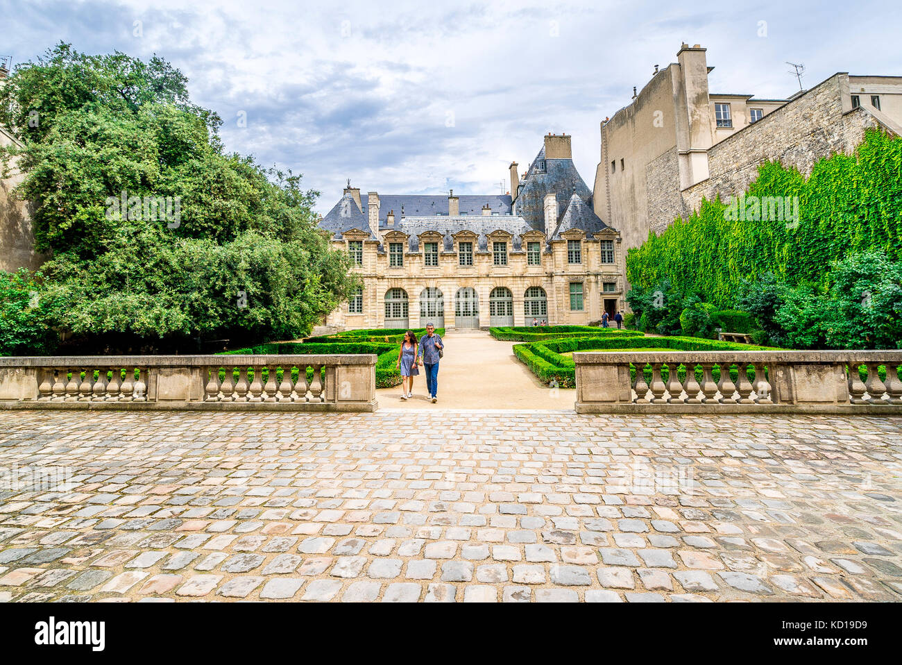 Beautiful garden within the Hôtel de Sully. The Hôtel de Sully is a Louis XIII style private mansion within the Marais area of Paris. Stock Photo