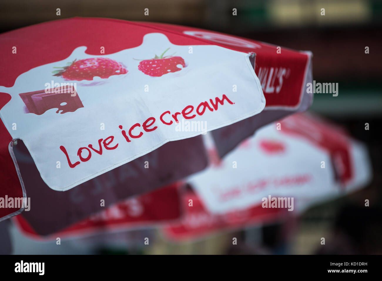 cafe umbrella says love ice cream Stock Photo Alamy