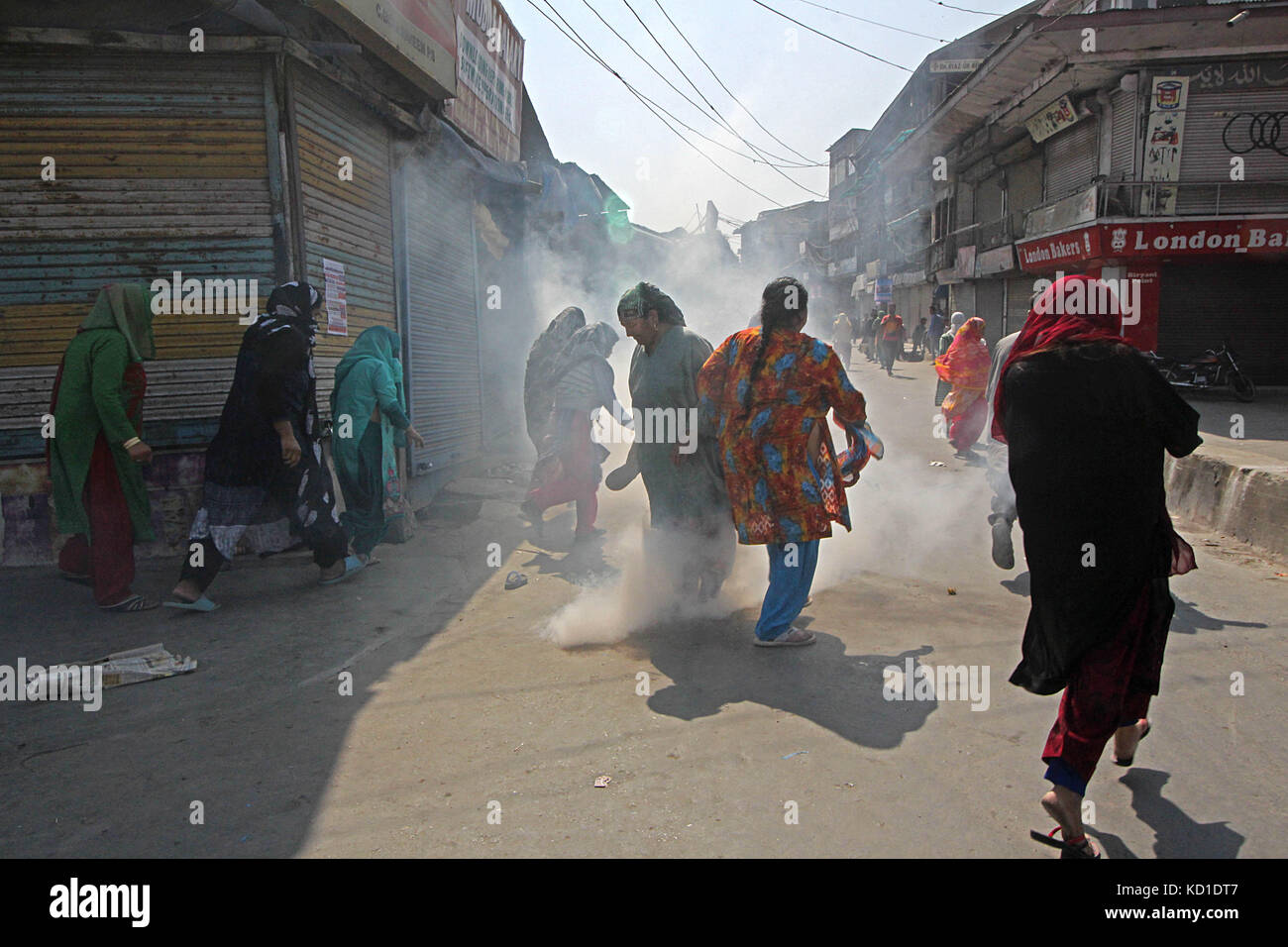 Srinagar, Kashmir. 09th Oct, 2017. Kashmiri women run after Indian police used tear smoke during a protest against the braid chopping in Batmaloo area. Hair of many girls and women in many Srinagar, Kashmir. 09th Oct, 2017. Kashmiri women run after Indian police used tear smoke during a protest against the braid chopping in Batmaloo area. Hair of many girls and women in many