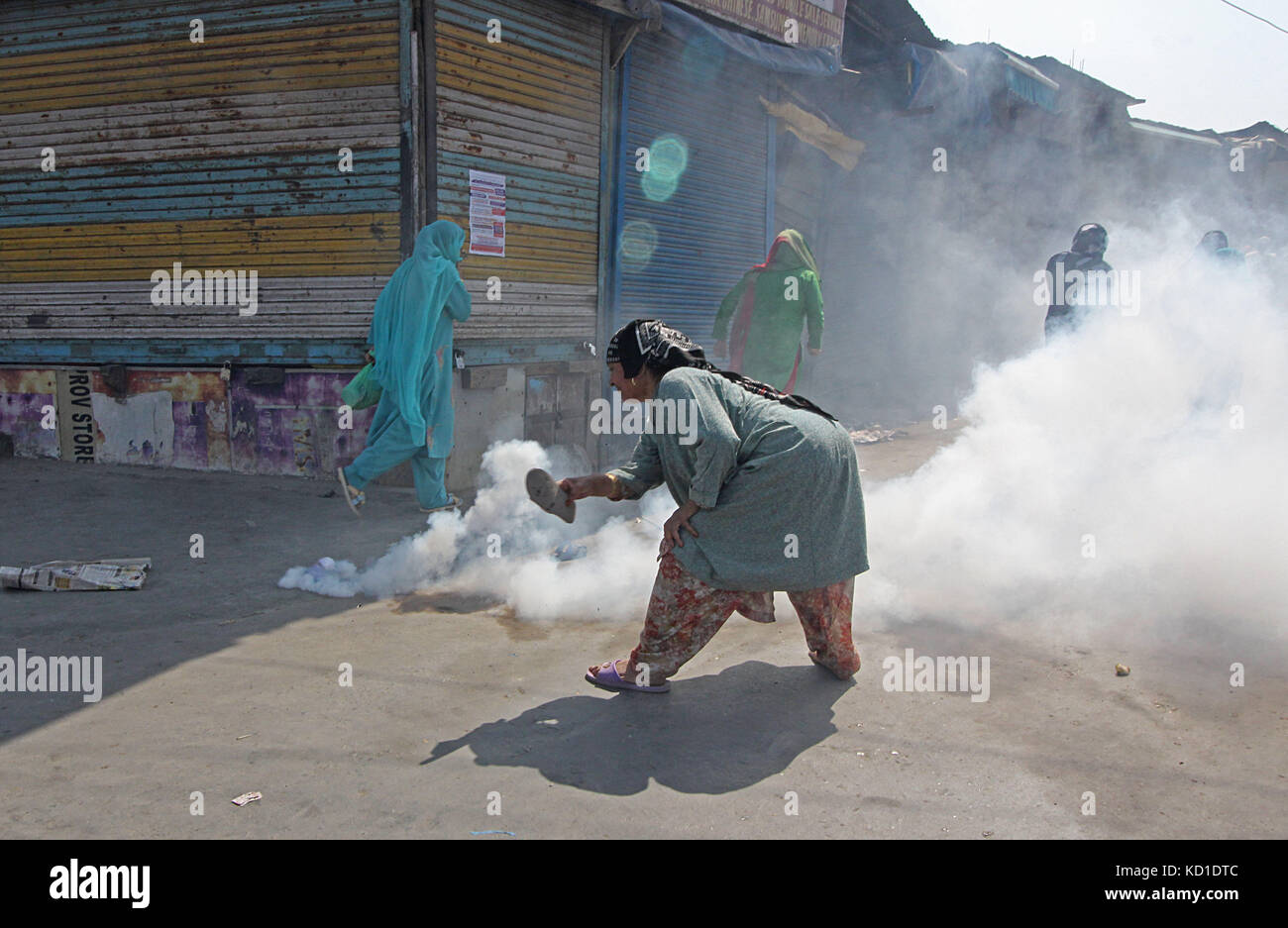 Srinagar, Kashmir. 09th Oct, 2017. A Kashmiri woman tries to remove the tear gas canister during a protest against the braid chopping in Batmaloo area. Hair of many girls and women in Srinagar, Kashmir. 09th Oct, 2017. A Kashmiri woman tries to remove the tear gas canister during a protest against the braid chopping in Batmaloo area. Hair of many girls and women in