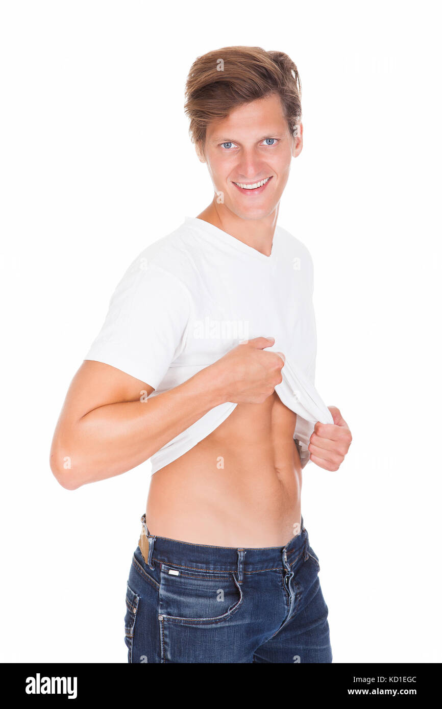 парни показывают живот. мужчины показали животик. парни показывают живот. квадратики на животе. мужчина показывает свой живот.