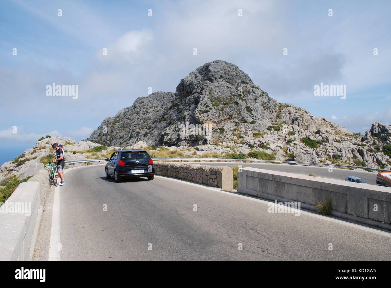 Cyclists and cars on the twisting road to Sa Calobra high up in the Tramuntana mountains on the Spanish island of Majorca on September 6, 2017. Stock Photo