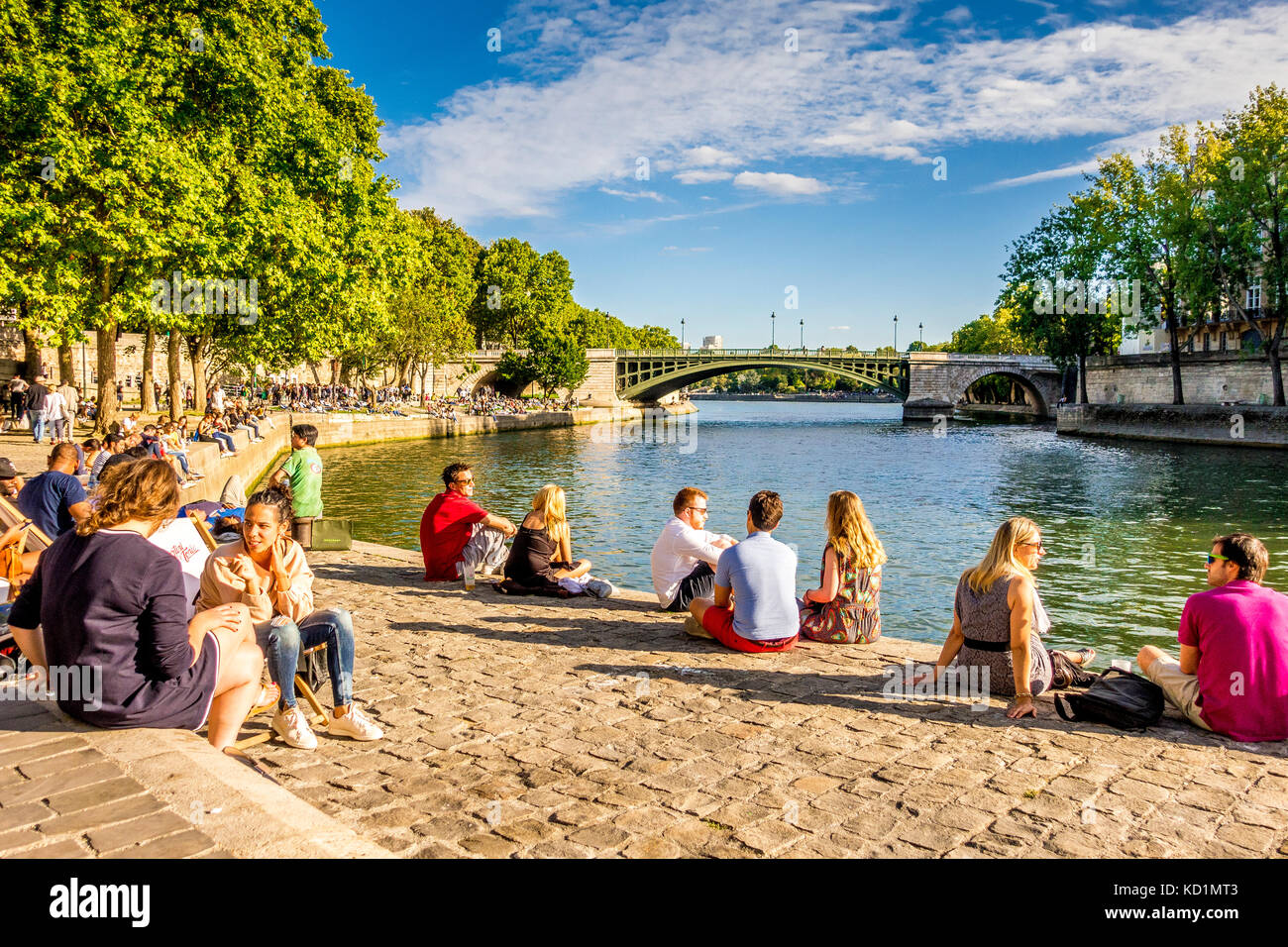 people-relax-by-the-banks-of-the-seine-river-on-a-warm-summers-afternoon-KD1MT3.jpg
