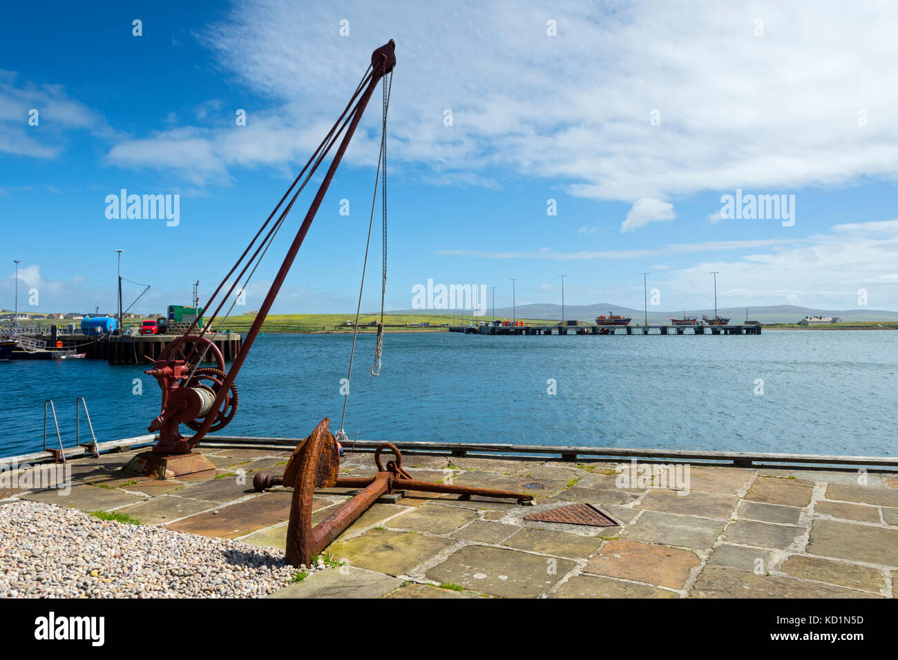 Old derrick crane and anchor at the old jetty, Stromness, Orkney Mainland, Scotland, UK.. Stock Photo