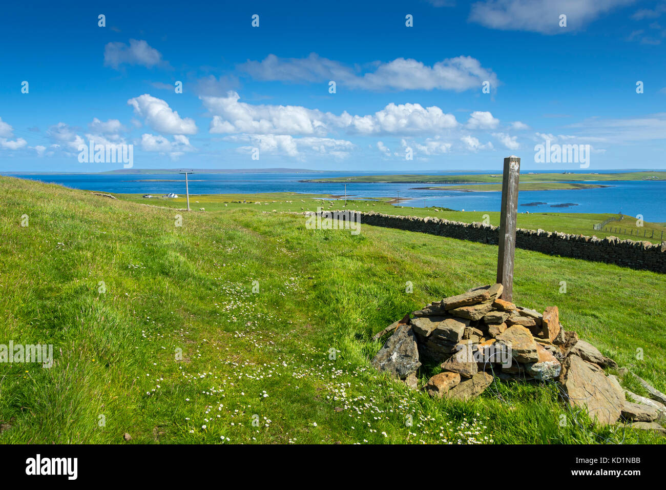 Marker post at the start of the walk to Faraclett Head, near Faraclett farm, Rousay, Orkney Islands, Scotland, UK. Stock Photo