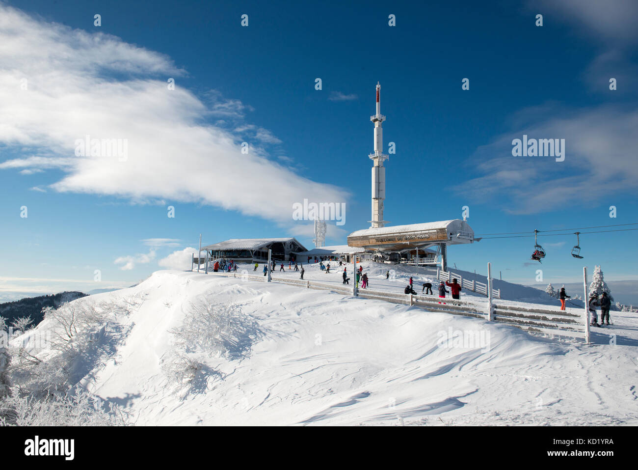 Skiers using the Telecombi du Mont-Rond, Jura, Ain Rhone-Alpes, France Stock Photo