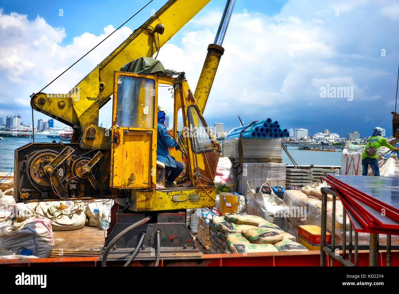 Shipping crane operator hi-res stock photography and images - Alamy