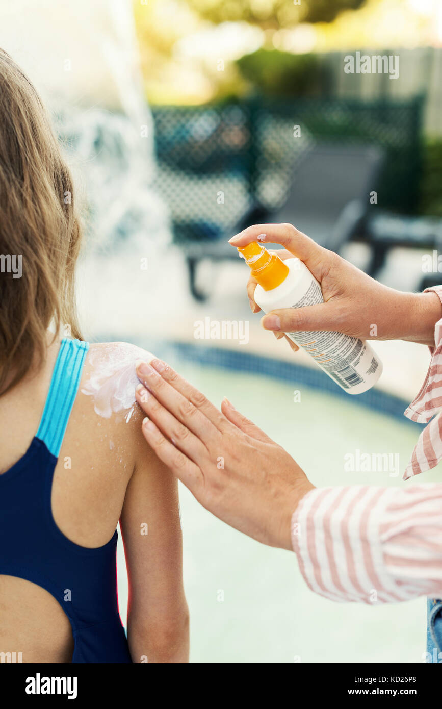 Woman's hand applying suntan cream on child back Stock Photo Alamy