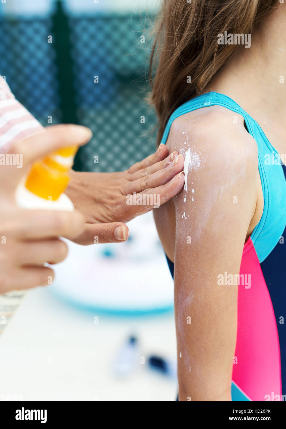 Woman's hand applying suntan cream on child back Stock Photo Alamy