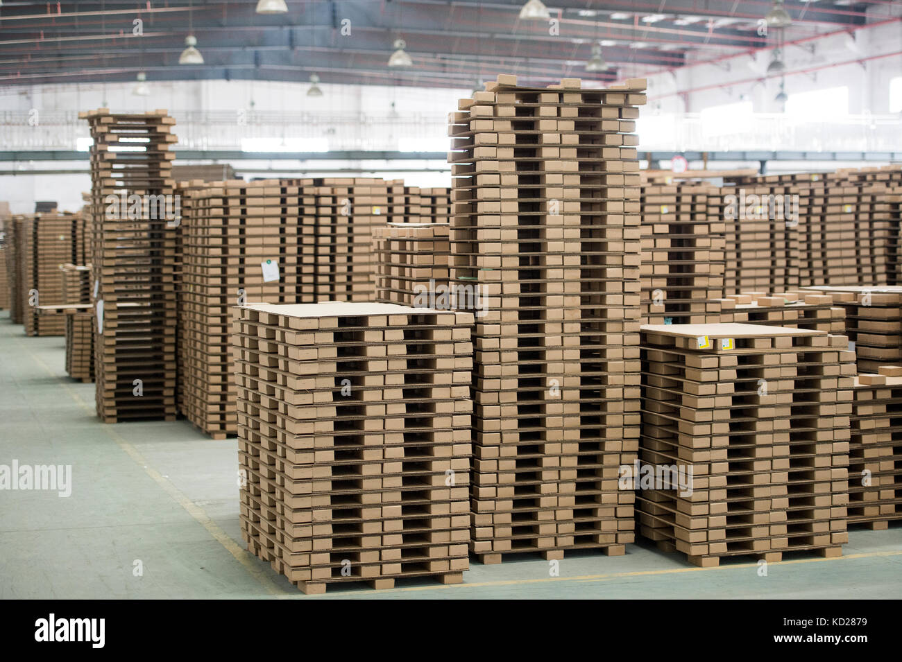 Cardboard Pallet Stillage Stock Photo - Alamy