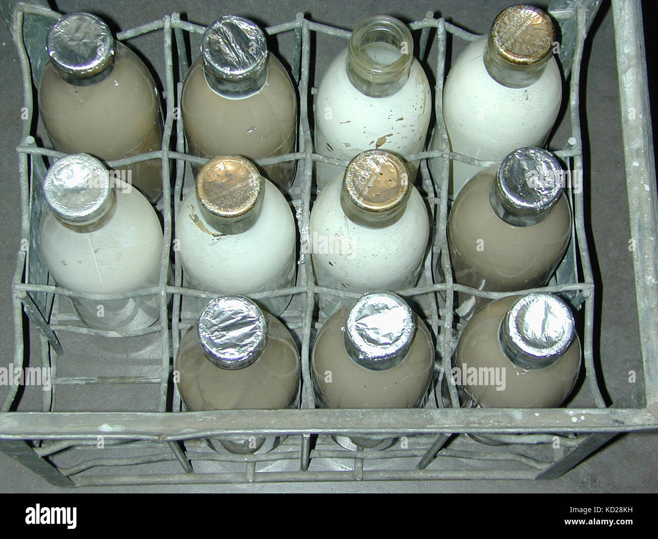 https://c8.alamy.com/comp/KD28KH/vintage-milk-bottles-in-a-vintage-container-KD28KH.jpg