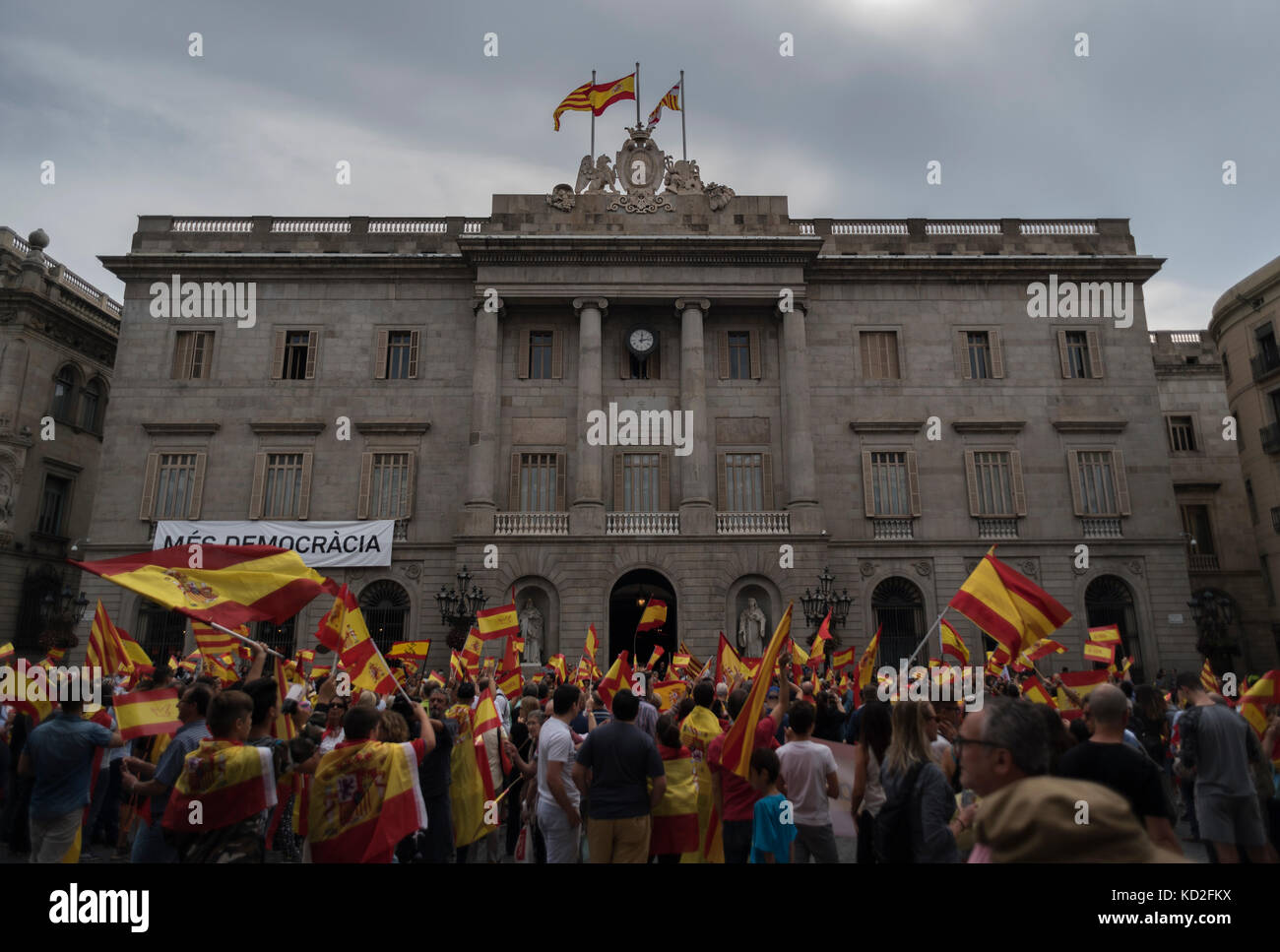 Concentration anti-independence in front of the Barcelona City Council. Credit: Alamy / Carles Desfilis Stock Photo