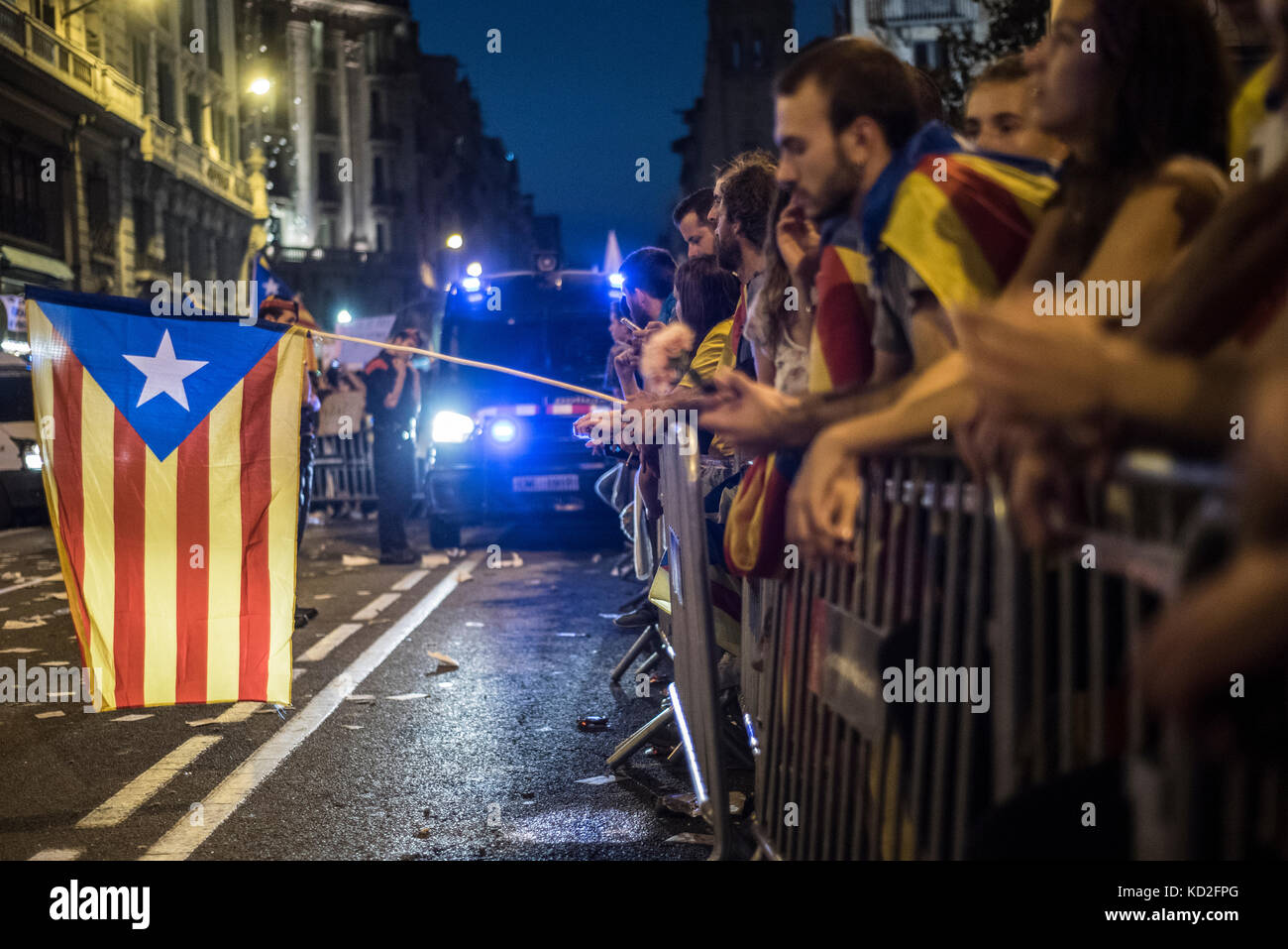 Protesters outside the state police headquarters (Policía Nacional) in Barcelona. Credit: Alamy / Carles Desfilis Stock Photo