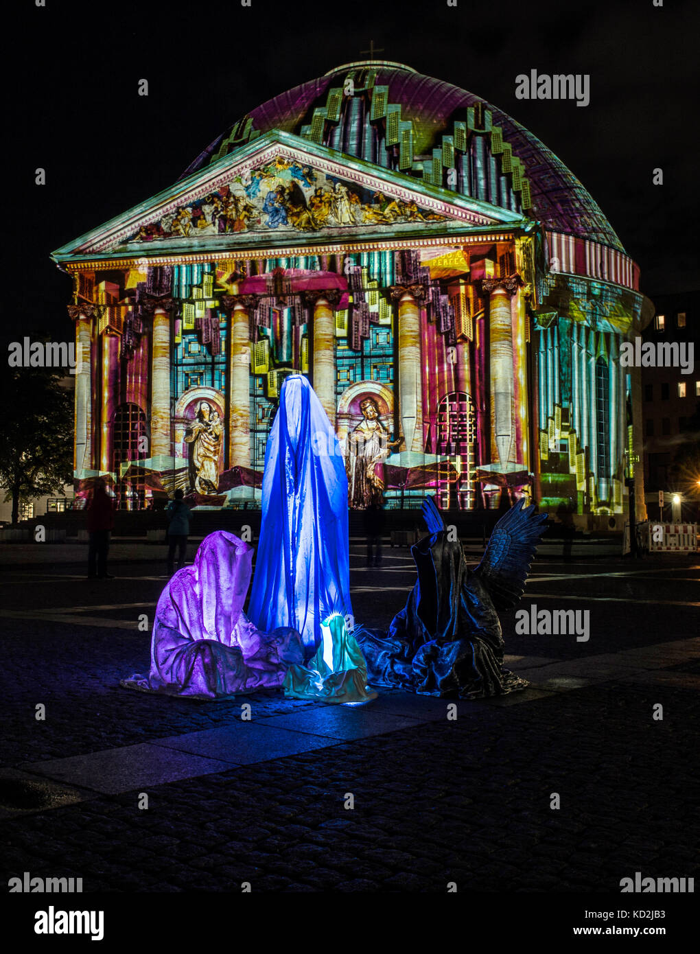 Berlin, Germany. 9th Oct, 2017. The art installation "Die Waechter der Zeit" (Guardians of Time) by light artist Manfred Kielnhofer pictured outside St. Hedwig's Cathedral during the Festival of Lights in Berlin, Germany, 9 October 2017. Credit: Paul Zinken/dpa/Alamy Live News Stock Photo