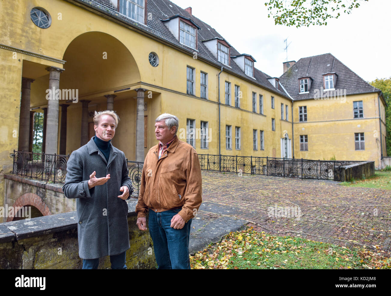 Templin, Germany. 7th Oct, 2017. Dr. Ferdinand von Saint Andre (l), manager of the Stiftung Gebaeudeensemble Joachimsthalsches Gymnasium Templin, and former mayor of Templin, Ulrich Schoeneich, pictured outside a building of the Joachimsthalsche Gymnasium school in Templin, Germany, 7 October 2017. The new Joachimsthalsche Gymnasium is to become a European School. Credit: Patrick Pleul/dpa-Zentralbild/ZB/dpa/Alamy Live News Stock Photo