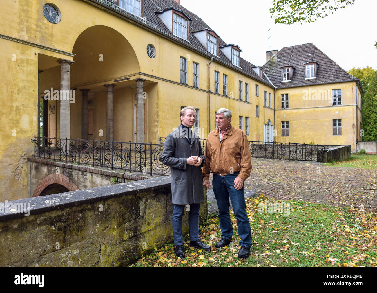 Templin, Germany. 7th Oct, 2017. Dr. Ferdinand von Saint Andre (l), manager ofthe Stiftung Gebaeudeensemble Joachimsthalsches Gymnasium Templin, and former mayor of Templin, Ulrich Schoeneich, pictured outside a building of the Joachimsthalsche Gymnasium school in Templin, Germany, 7 October 2017. The new Joachimsthalsche Gymnasium is to become a European School. Credit: Patrick Pleul/dpa-Zentralbild/ZB/dpa/Alamy Live News Stock Photo