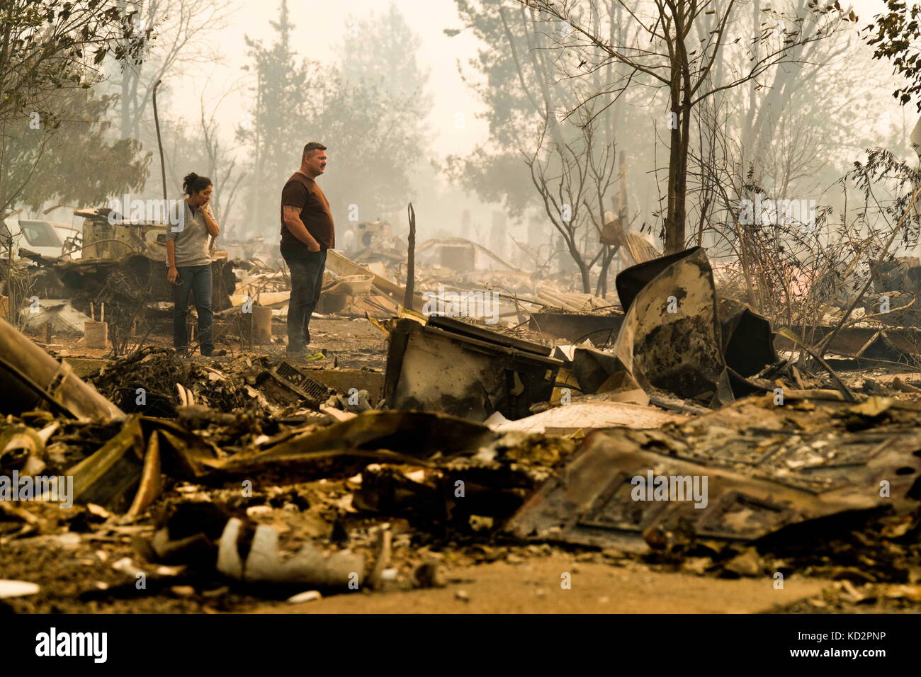 Santa Rosa, California, USA. 9th Oct, 2017. Residents look at remains ...