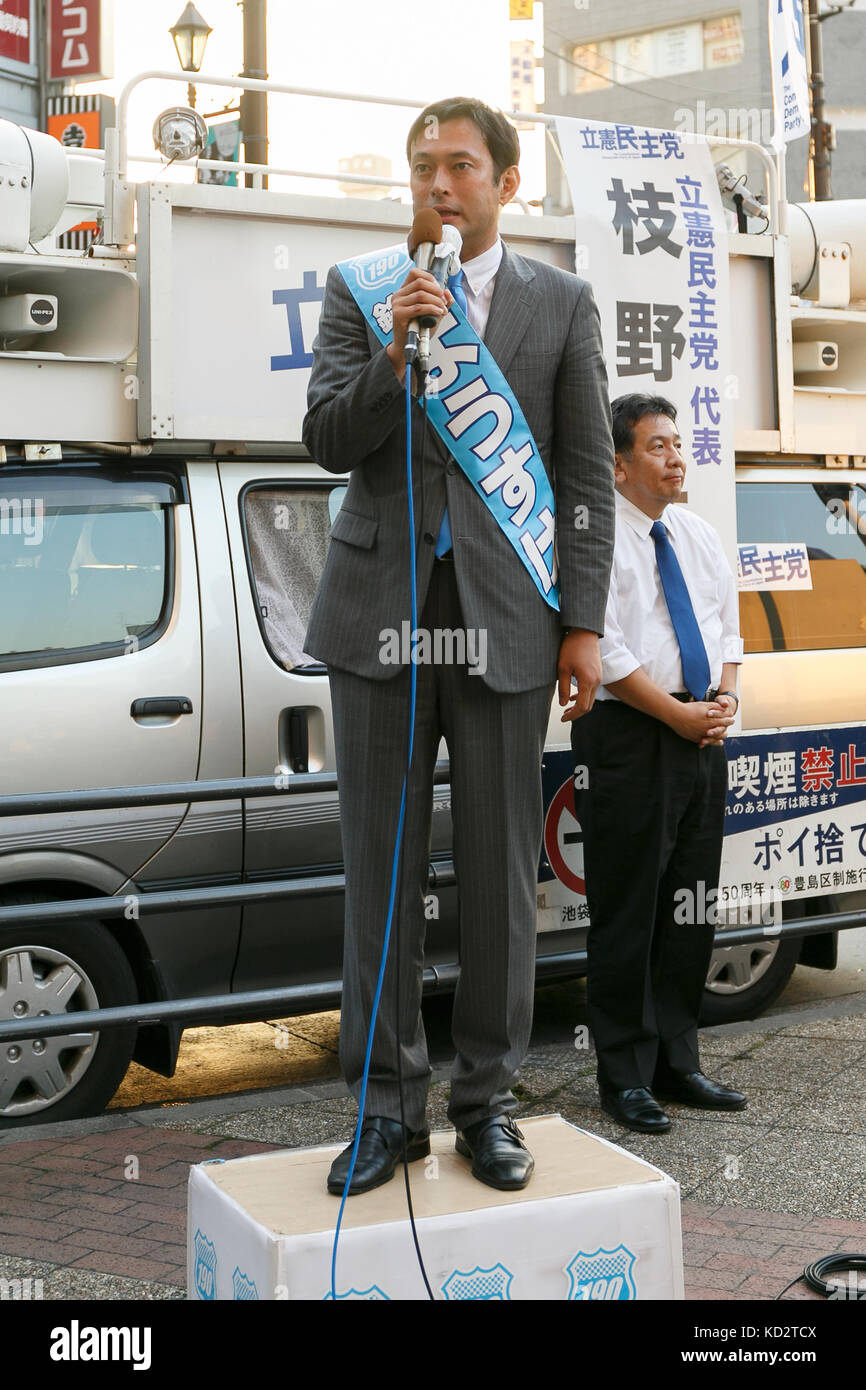 Tokyo, Japan. 10th Oct, 2017. Yosuke Suzuki, candidate of the Constitutional Democratic Party of Japan, delivers a street speech outside Ikebukuro Station on October 10, 2017, Tokyo, Japan. Yukio Edano, head of the newly created Constitutional Democratic Party (CDP) attended a campaign event to support his party's candidate Yosuke Suzuki. Campaigning officially started on October 10 for the October 22 election. Credit: Rodrigo Reyes Marin/AFLO/Alamy Live News Stock Photo