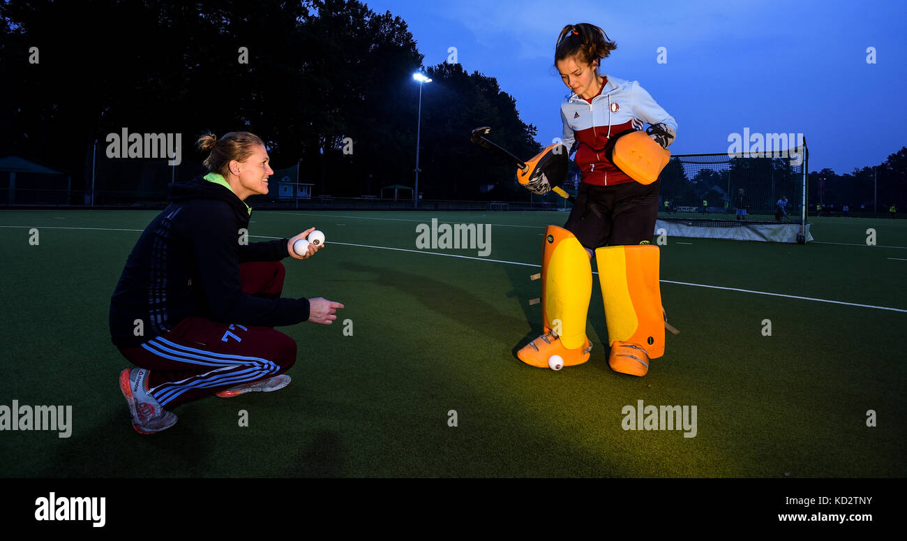 Hamburg, Germany. 28th Sep, 2017. Former German national team hockey  goalkeeper Yvonne Frank (L) and the current goalkeeper Noelle Rother  training the facilities of the Uhlenhorster Hockey Club (UHC) in Hamburg,  Germany,