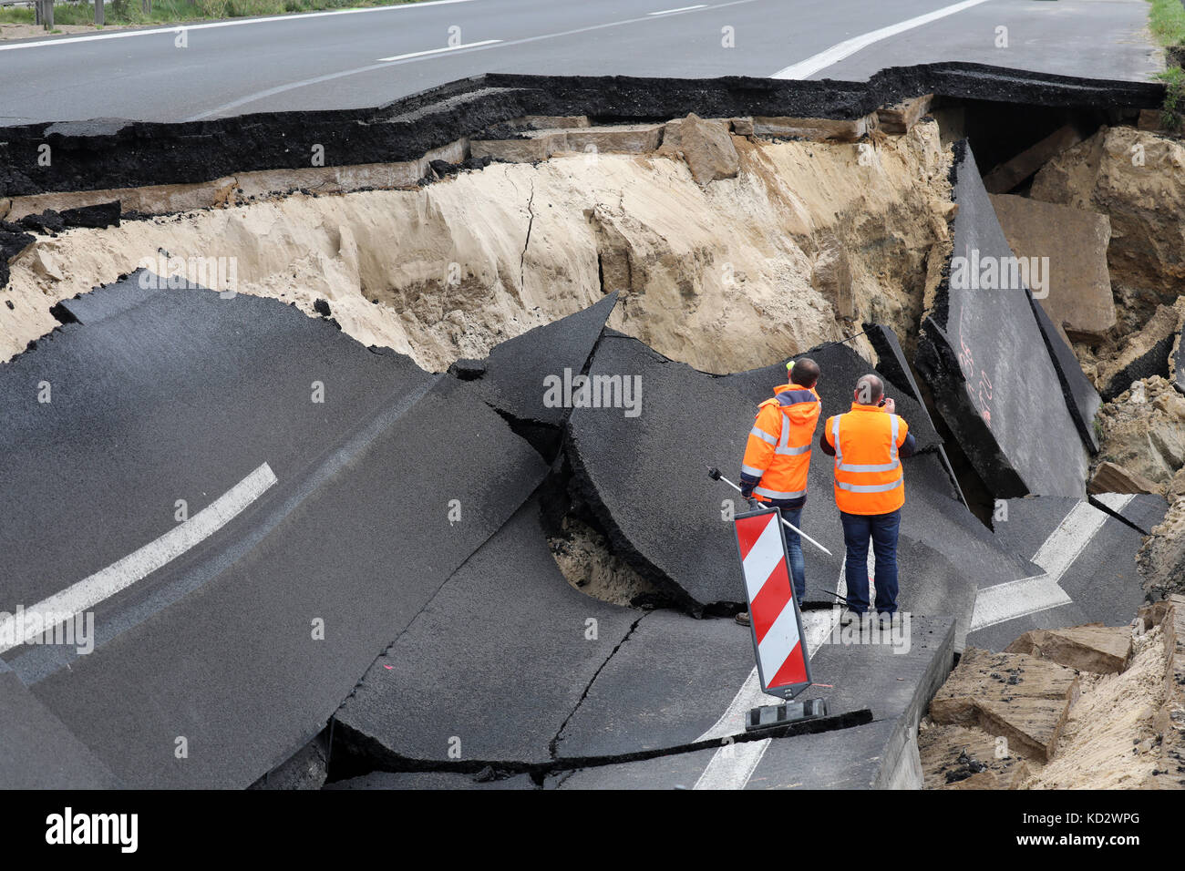 Tribsees, Germany. 10th October, 2017. The sunken section of highway of the  A20 at the Trebeltal bridge being appraised by surveyors near Tribsees,  .The highway in direction west sunk about half a