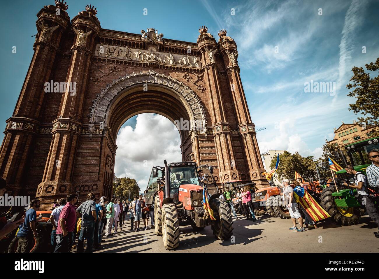 Barcelona, Spain. 10th Oct, 2017. Catalan pro-independence farmers from the surrounding rural areas gather in Barcelona in support of the proclamation of a Republic in the Catalan Parliament after a secession referendum at October 1st. Spain's Central Government denies that there have been a referendum and does not accept the result as the Catalan referendum law had been suspended by Spain's constitutional court Credit: Matthias Oesterle/Alamy Live News Stock Photo