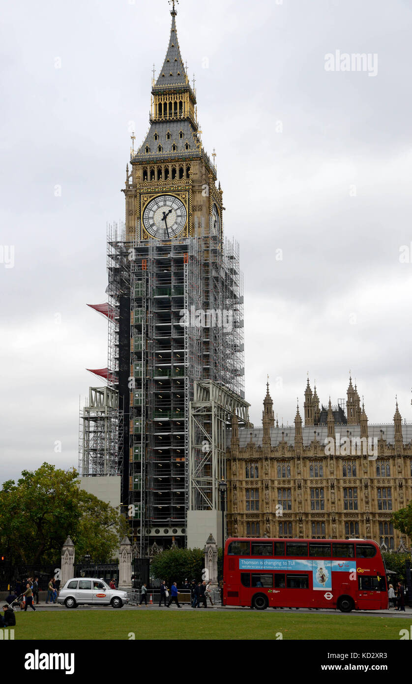 Scaffolding Around The Elizabeth Tower Big Ben London Uk Credit Stock Photo Alamy