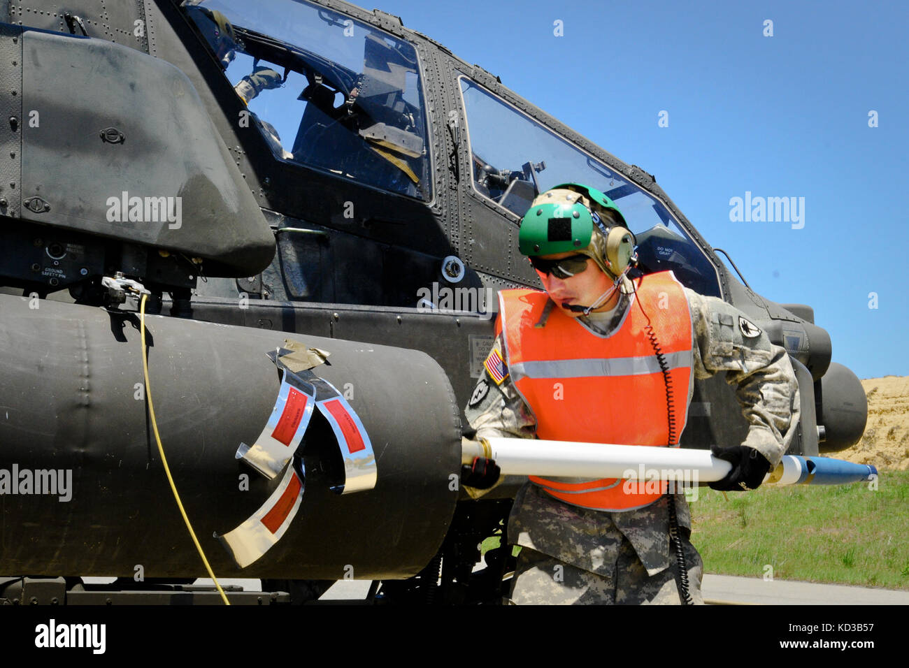 U.S. Army Sgt. Nathan Bloom, a 15Y, AH-64D armament/electrical/avionic systems repairer, for S.C. Army National Guard’s Co. D, 1/151 Attack Reconnaissance Battalion, loads a AH-64 Apache at the forward arming and refueling point with a training rocket at Ft. Stewart, Ga., on May 4, 2014. The unit is participating in air-to-ground training scenarios as part of the unit’s annual training. (U.S. Army National Guard photo by. Sgt. Brian Calhoun/Released) Stock Photo