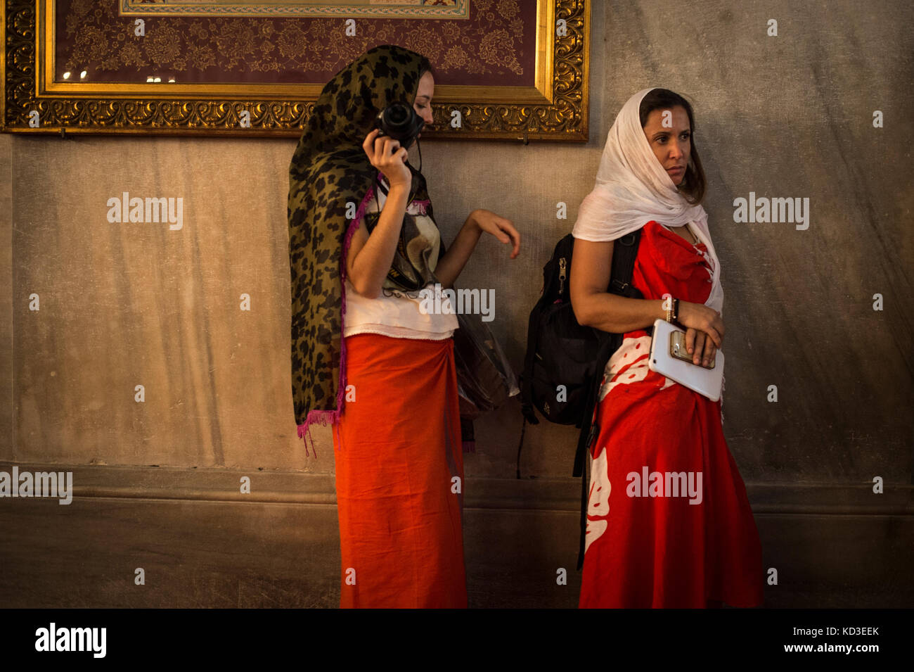 Le 18 mai 2015 à Istanbul, Turquie, deux touristes visitent la mosquée Sultan ahmet cami. On May 18, 2015 in Istanbul, Turkey , two tourists visit the Stock Photo