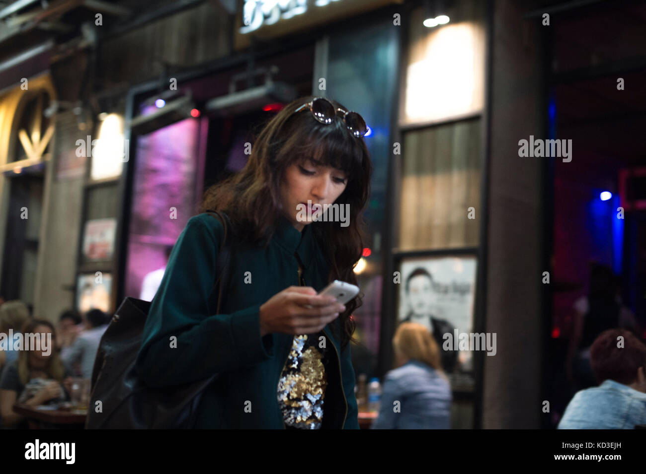 Le 18 mai 2015 à Istanbul, Turquie, une femme se promène et regarde son téléphone dans la rue. On May 18, 2015 in Istanbul, Turkey , a woman walks aro Stock Photo